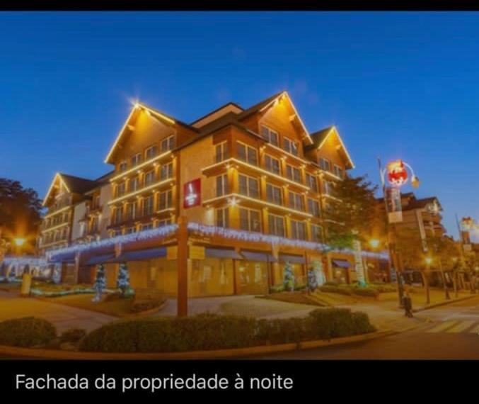 Hotel Laghetto Stilo Borges Gramado Exterior foto The hotel at night