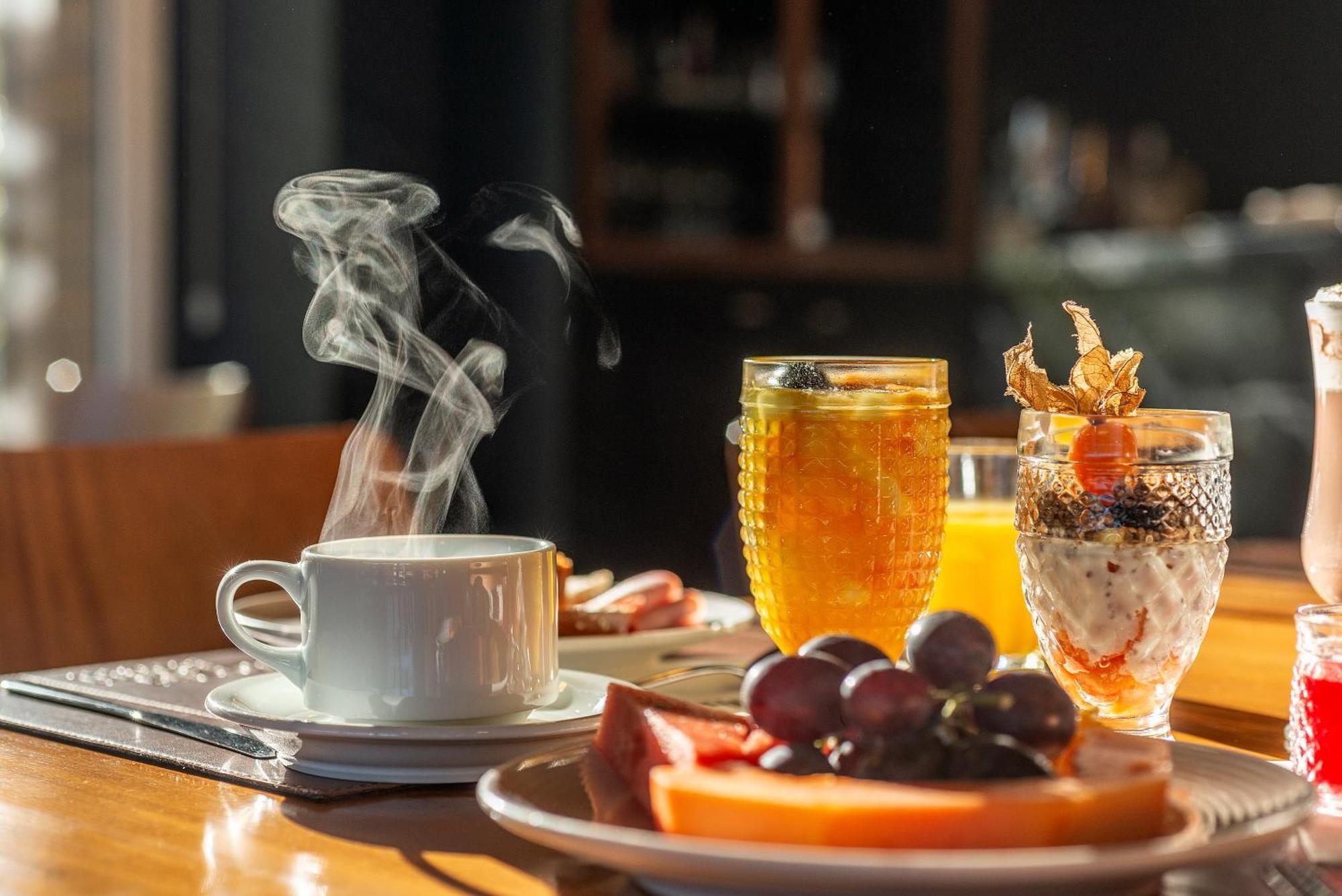 Hotel Laghetto Stilo Borges Gramado Exterior foto A breakfast with coffee, fruit, and orange juice