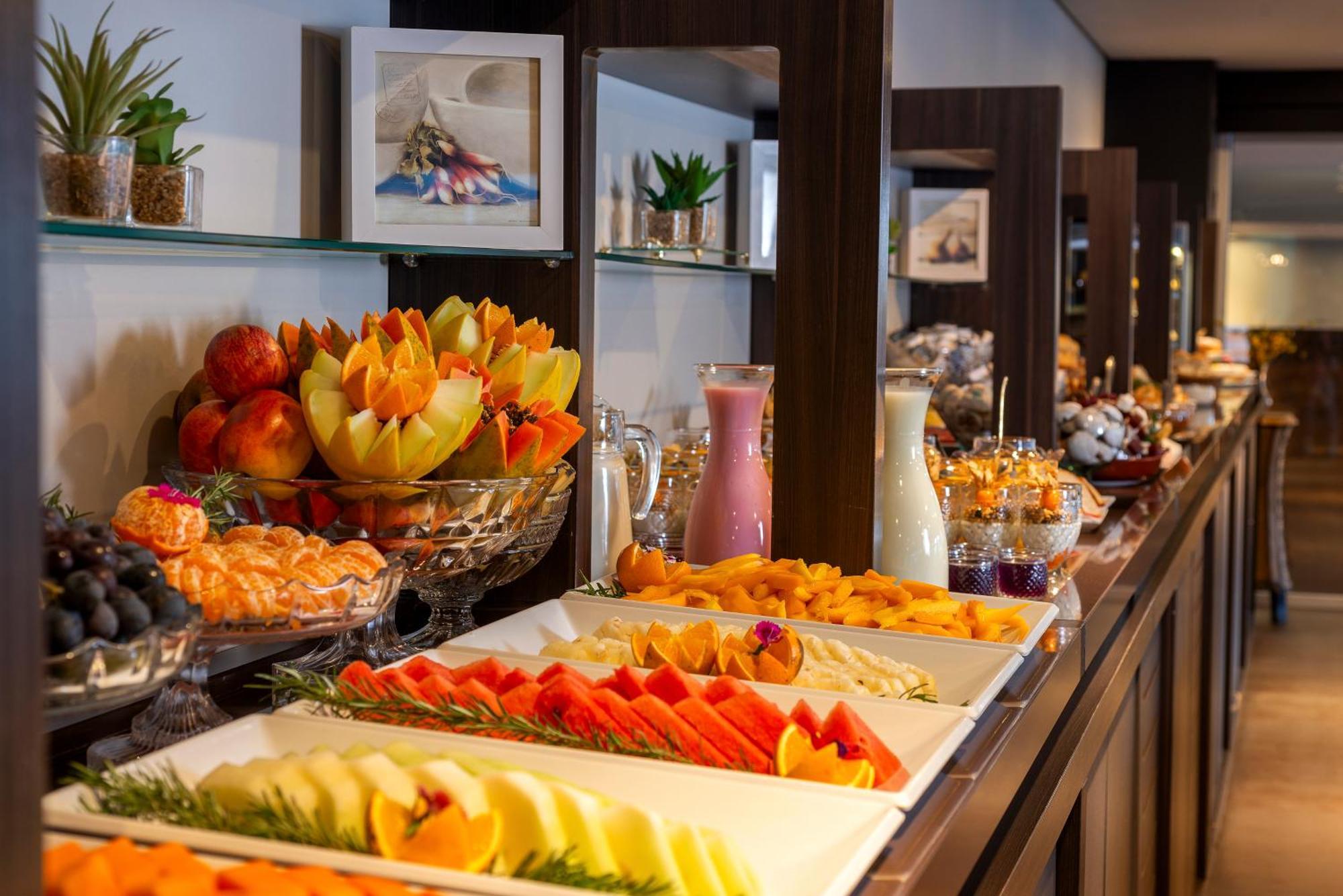 Hotel Laghetto Stilo Borges Gramado Exterior foto A fruit salad buffet