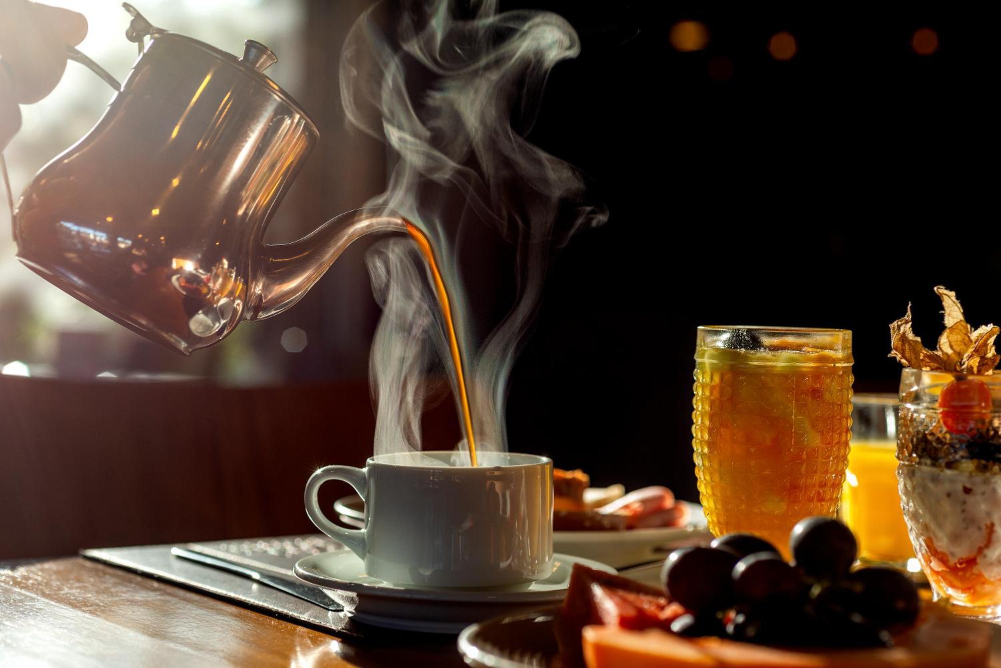Hotel Laghetto Stilo Borges Gramado Exterior foto Coffee being poured