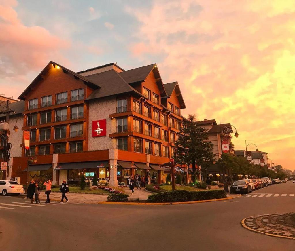 Hotel Laghetto Stilo Borges Gramado Exterior foto The hotel at the center of the resort