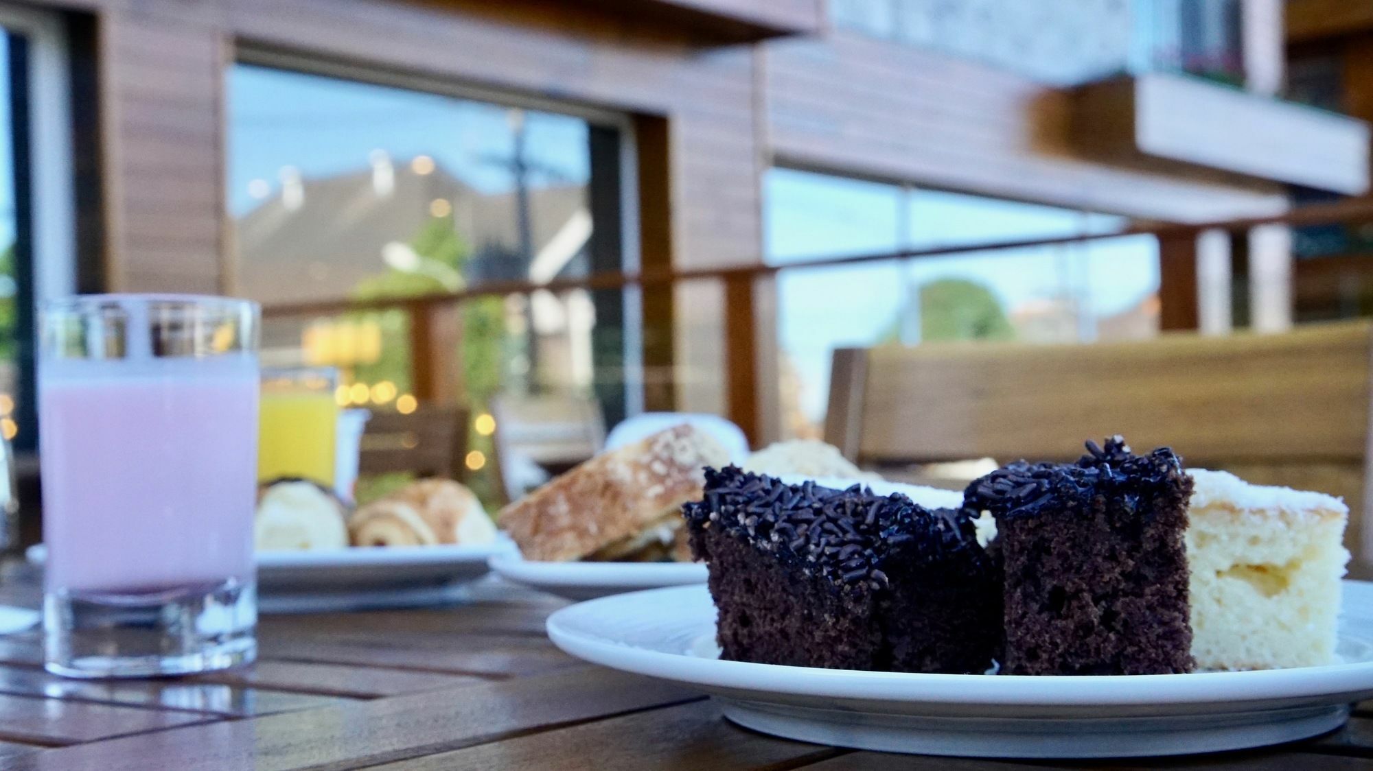 Hotel Laghetto Stilo Borges Gramado Exterior foto A chocolate cake